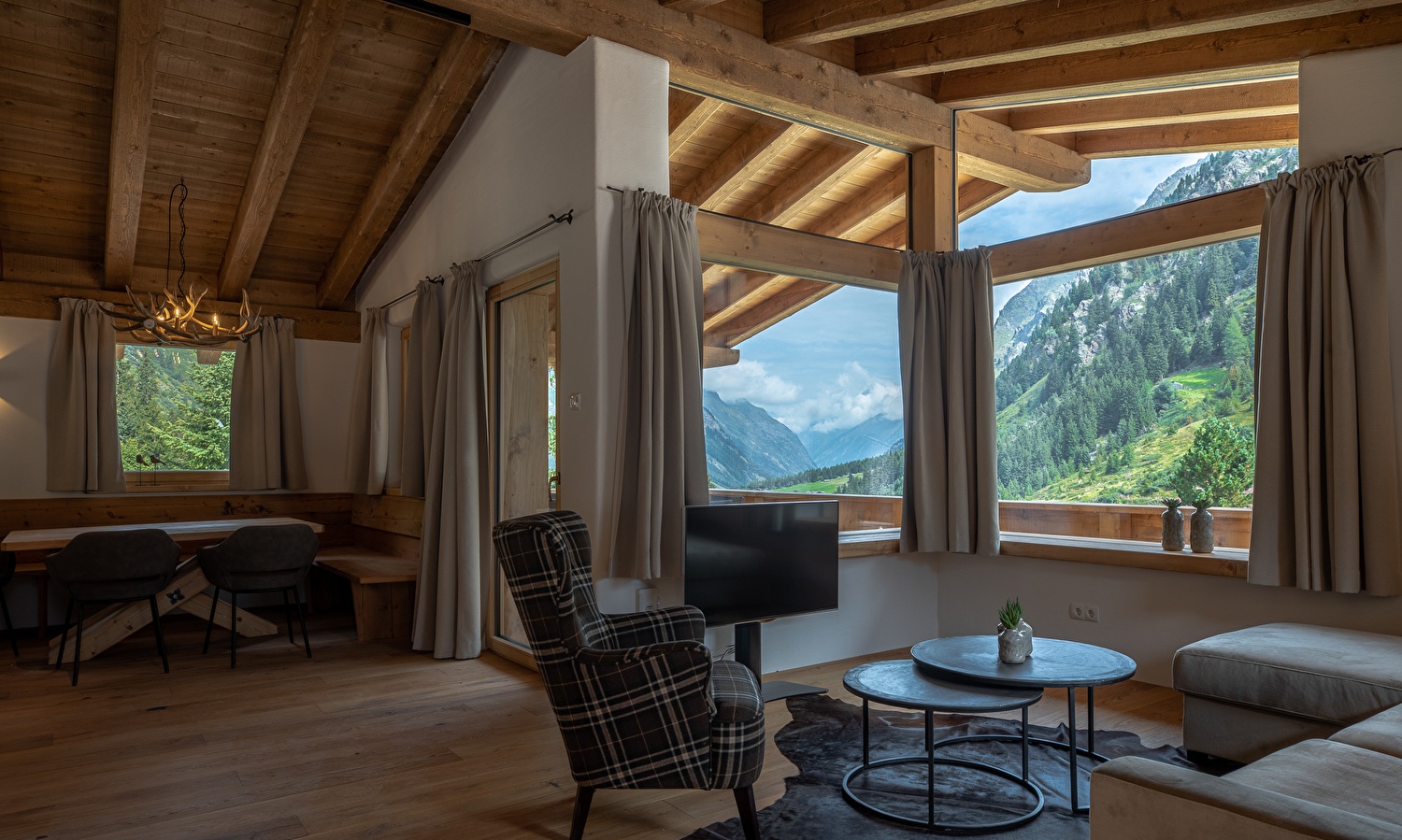 Mountain Chalet Plus | Family living room